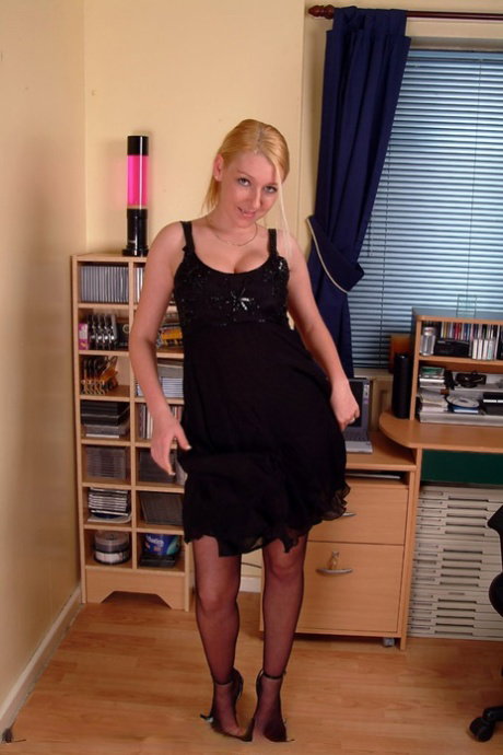 Lovely British babe Saira unboxes her new toy and masturbates on the floor