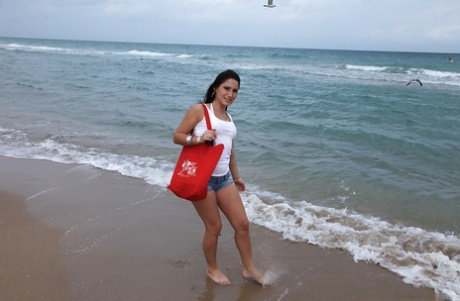 Amateur girlfriend  Sasha enjoys stripping and fingering on the beach