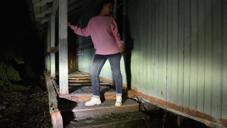 Solo girl Summy May takes a piss on the steps of a decrepit house at night