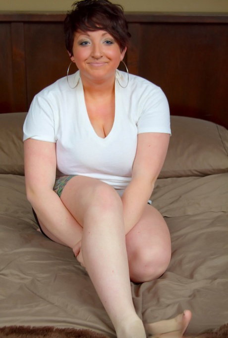 Mature plumper Lainey fills out a white T-shirt with ample sized breasts