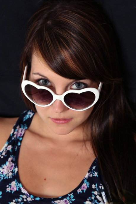 Teen solo girl Andi Land masturbates with a sex toy in sunglasses