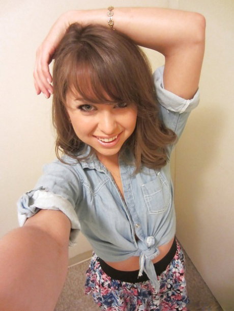 Sweet teen Riley Reid stripping and exposing her juicy cunt