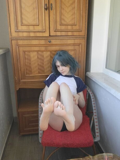 Solo model Fairy Alicia shows the bottoms of her feet before donning stockings