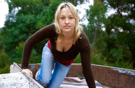 Blonde amateur Anneke strips off top and whale tail'n blue jeans outdoors