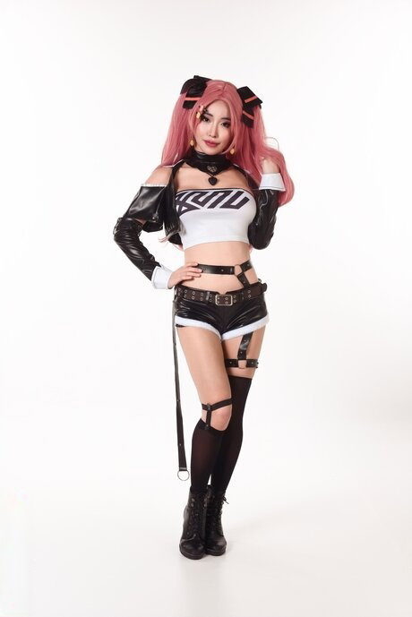 Asian girl Reina Ohara masturbates with a vibrator in hosiery