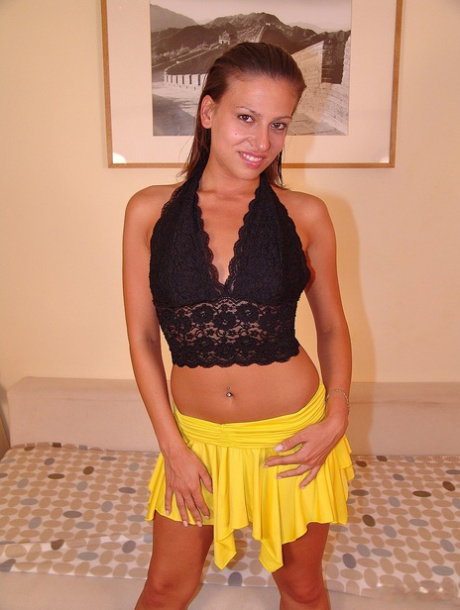 Hungarian amateur babe Eva Mendez sticks bat in her muff before getting fisted