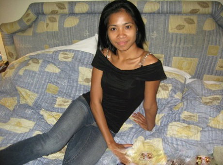 Cute Filipina Lyza Gubot strips naked before having sex in the bathroom