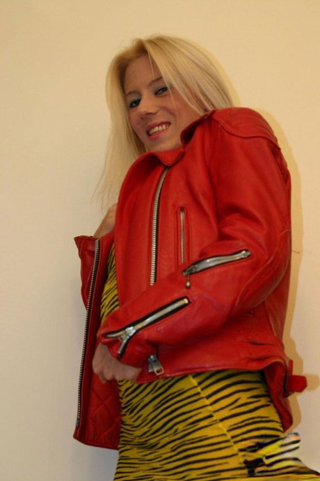 Busty blonde Harmony in fishnets & boots does blowjob before doggystyle