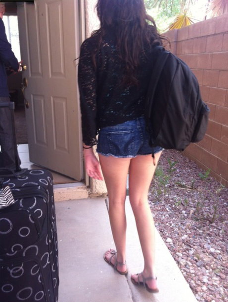 All-natural babe posing in her colorful shirt and booty shorts in a solo