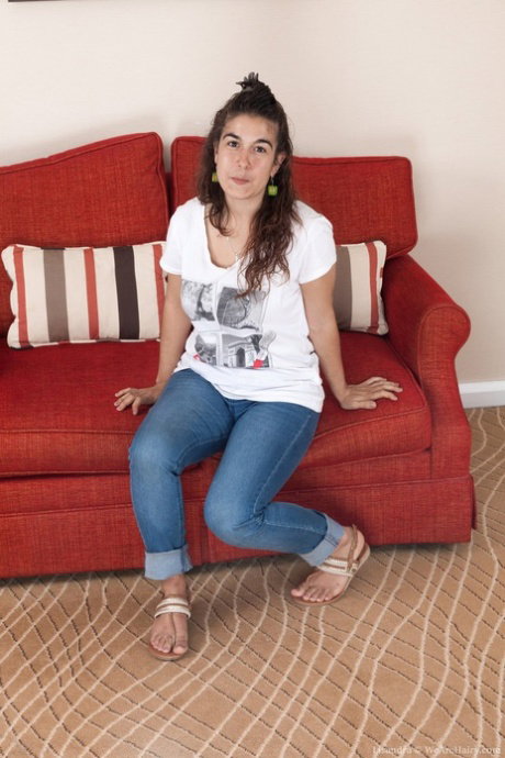 Brunette amateur Lisandra reveals her hairy armpits and crotch in a solo