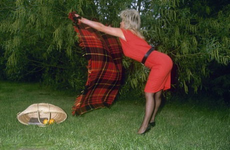 Blonde vintage pornstar sucking cock on picnic blanket & taking a hot facial