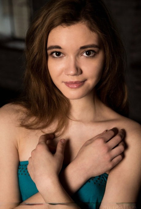 Teen model lets her clothing fall by the wayside for nude posing