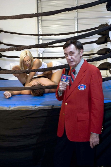 Slutty blonde Jessica Lynn gets licked and fucked by the boxer in the ring