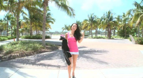 Asian pornstar Asa Akira gets her twat stuffed in the back seat