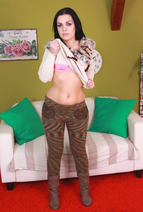 Mature MILF Suzy Stopper does a slow striptease to get naked