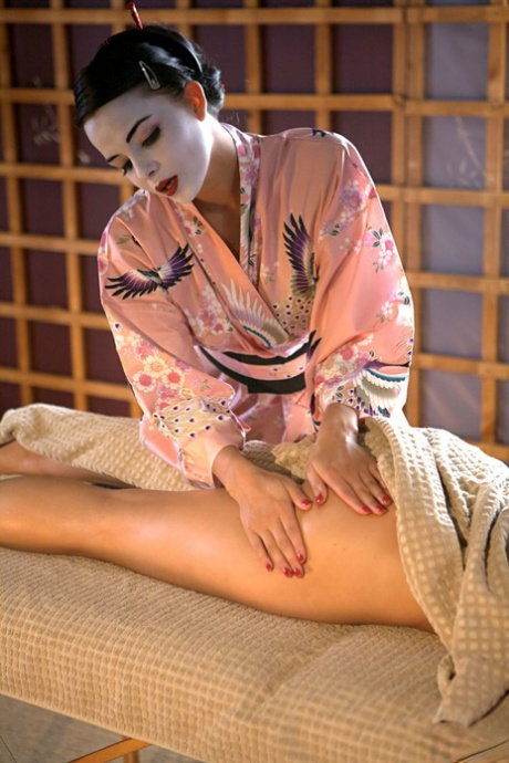 Wannabe geisha masseuse toys pussy & gets toyed herself in steamy lesbian sex