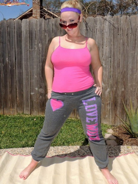Amateur fatty Dee Siren exposes her huge ass while out by the pool in sweats
