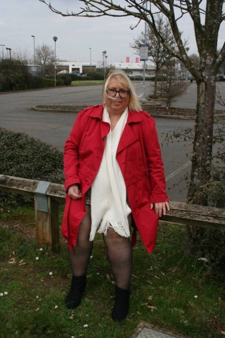 Obese British woman Lexie Cummings exposes herself in public locations
