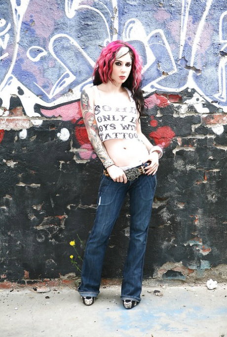 Rock-style amateur milf Joanna Angel with tattoos and hot hairstyle