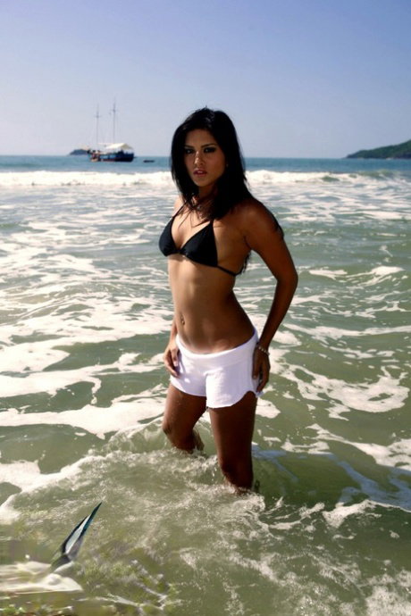 Breathtaking Indian pornstar Sunny Leone poses hotly naked in the sand