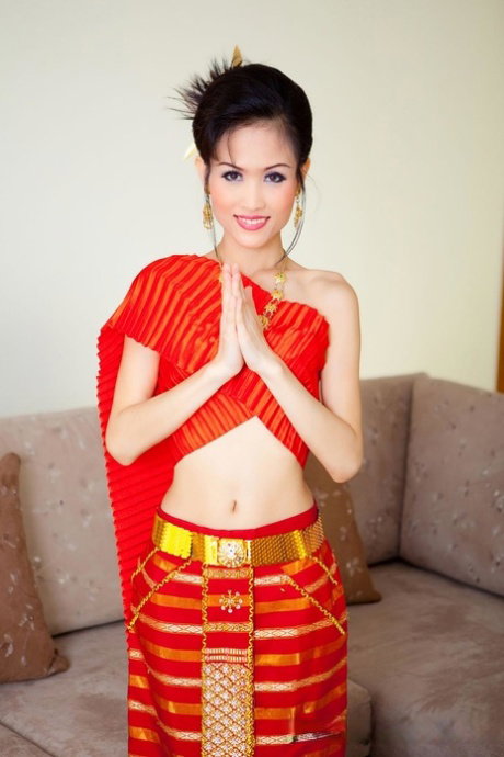 Sweet Thai model Nana drops her traditional outfit and poses naked