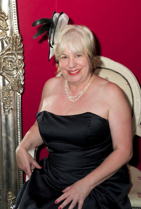 Mature British woman Speedy Bee plays with herself in front of a mirror