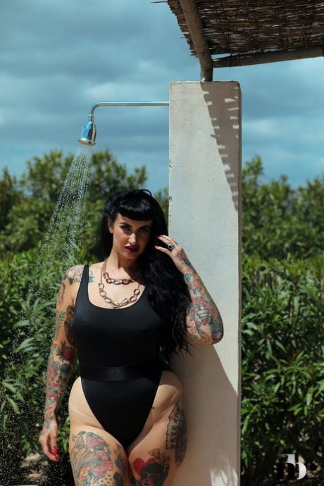 Chubby babe Cherrie Pie shows off her tattooed naked body outdoors