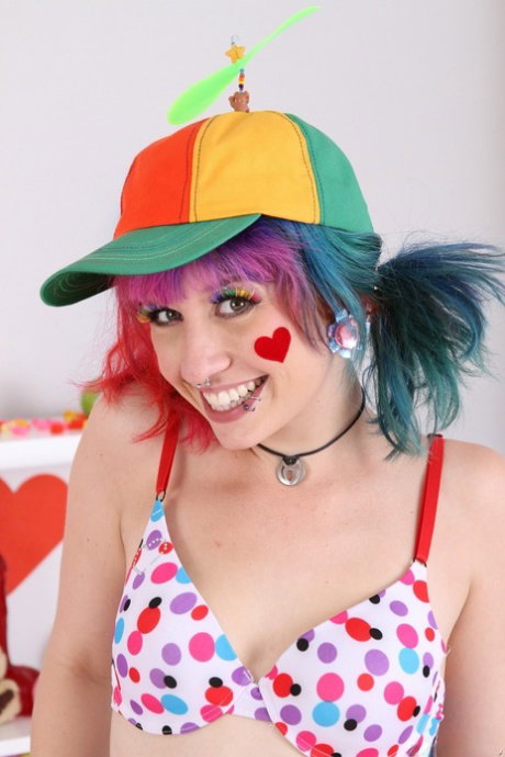 Insanely hot babe Proxy Paige strips and shows off her sexy holes