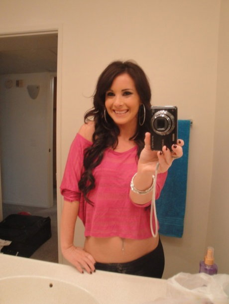 British girlfriend Mia Valentine takes photo of her sexy naked body in mirror
