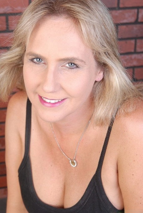 Chubby older gal Wanda flashing her big natural breasts up close