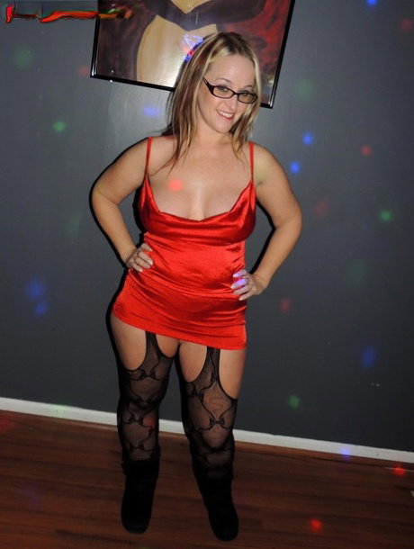 Dirty blonde amateur Dee Siren dons glasses before sucking cocks