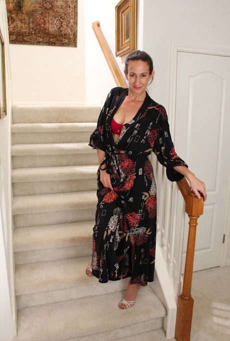 Sensate mature with yummy ass Genevieve Crest fingering on stairs