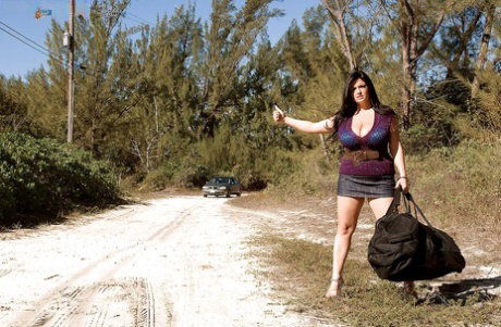 Huge melloned Arianna Sinn was hitchhiking in slutty outfit when she was picked