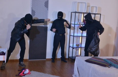 Czech babe with a big ass Victoria Daniels gets double penetrated by burglars