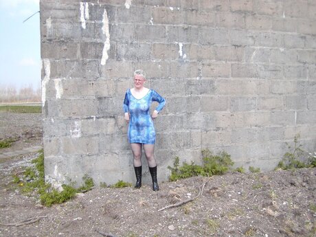 Older blonde Tiffany Pearl gets naked in black stockings and boots