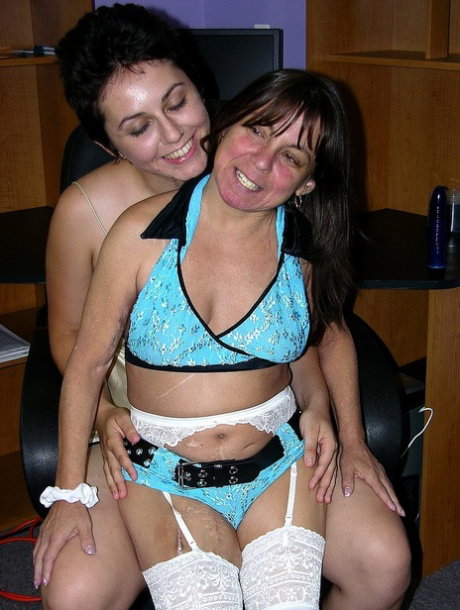 Mature lesbian Vixen gives her GF a pussy licking & fucks her with a dildo