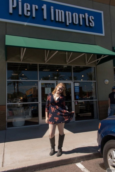 Teen girlfriend Irelynn Dunham displays her natural curves in public