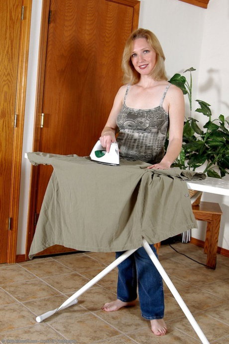 Mature housewife Carrie unveils her medium tits and her trimmed pussy