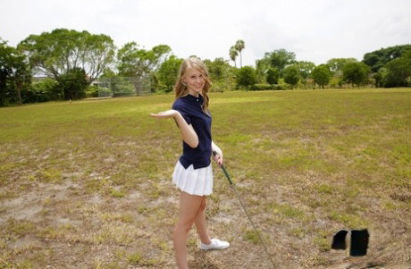 Golfing girlfriend flashes her naked kitty on the course & gets boned