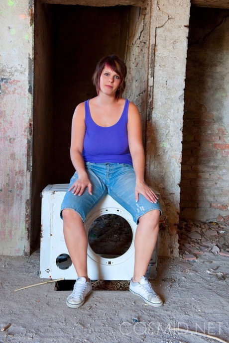 Busty mature fatty Nika shows off her huge saggy breasts wearing jean shorts