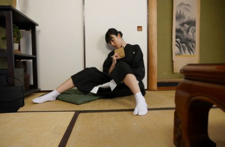 Japanese chick Manami Ueno spits out cum after sucking a cock
