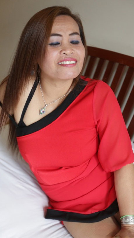 Naughty amateur Thai MILF enjoys hardcore POV sex & takes a cumshot