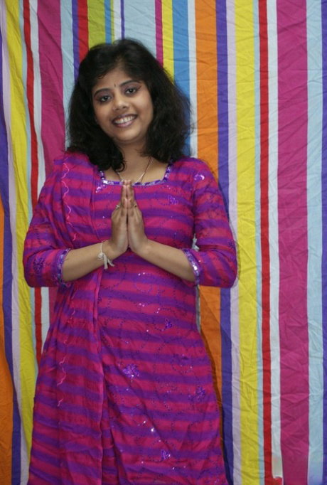 Chubby Indian woman Rupali sports a smile while getting bare naked