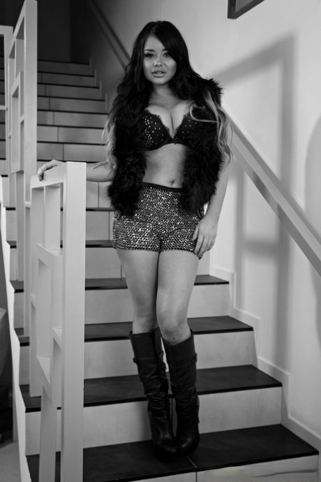 Teen Rachele Richey reveals her hot curves & poses in her boots on the stairs