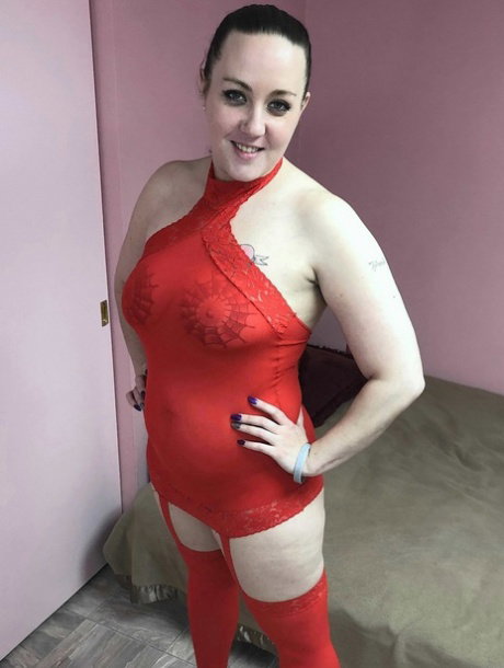 Curvy MILF Selena Sky unveils her tattooed breasts and masturbates