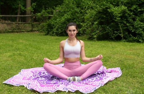 Amateur chick Gianna Gem sticks a baseball bat in her twat after yoga outdoors