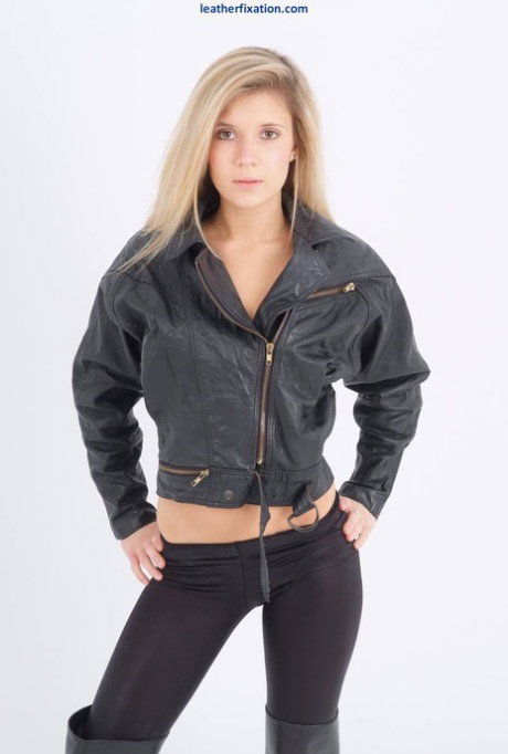 Blond chick unzips her leather jacket in a black bra and leggings