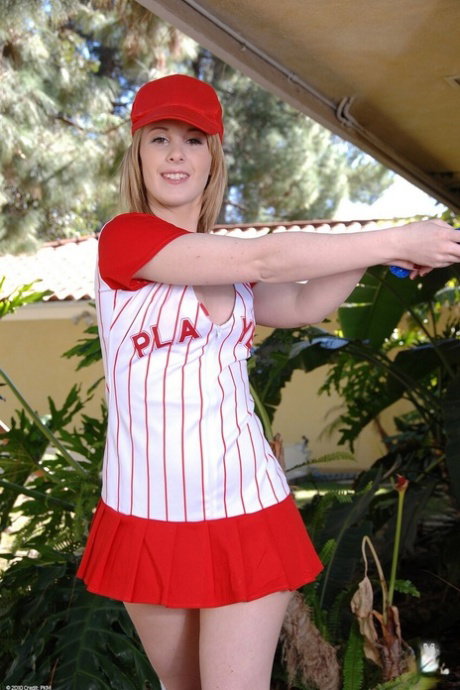 Amateur girl Mia Valentine gets naked in a backyard while wearing a ball cap