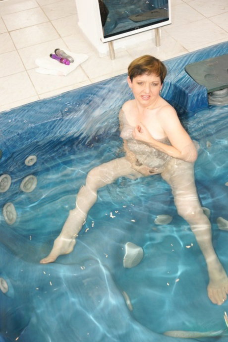 Old lesbian slut Elvire gets her vagina fisted by blonde Margrit poolside