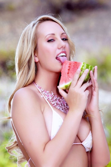 Glamour babe Brett Rossi flaunts her big tits and her shaved pussy by the pool